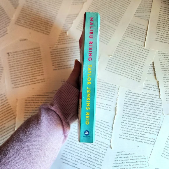 Malibu Rising by Taylor Jenkins Reid paperback book - Picture 3 of 4